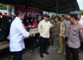Presiden Prabowo meninjau lokasi pengungsi korban bencana banjir di Tapanuli Tengah, Sumut, Senin (1/12/2025). Foto: Biro Setpres RI.
