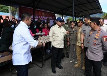 Presiden Prabowo meninjau lokasi pengungsi korban bencana banjir di Tapanuli Tengah, Sumut, Senin (1/12/2025). Foto: Biro Setpres RI.