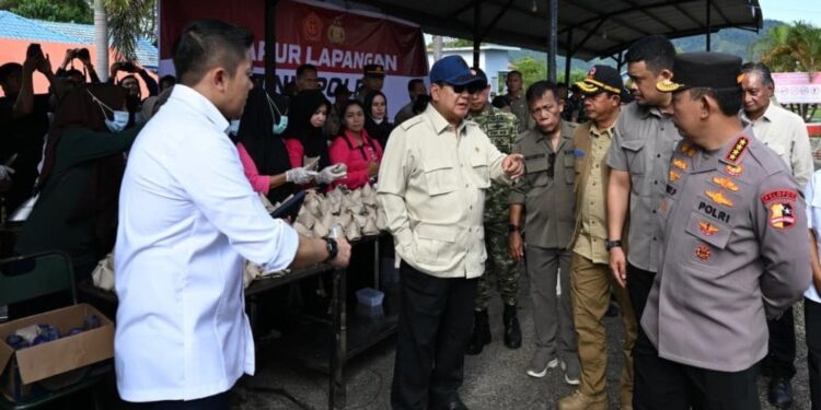 Presiden Prabowo meninjau lokasi pengungsi korban bencana banjir di Tapanuli Tengah, Sumut, Senin (1/12/2025). Foto: Biro Setpres RI.