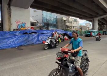 Foto tumpukan sampah di ruas jalan Kota Tangsel yang ditutup terpal, Rabu (17/12/2025). (Sumber: X.com/@fandibukanfandy)