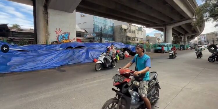 Foto tumpukan sampah di ruas jalan Kota Tangsel yang ditutup terpal, Rabu (17/12/2025). (Sumber: X.com/@fandibukanfandy)