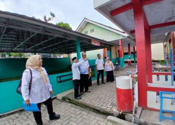 Penilai saat meninjau sarana cuci tangan dan tempat sampah terpilah di SDIT Bina Insani, Selasa (10/12/2025). Foto: Dok. Sekolah.