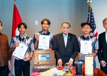 Tim Bamantara EEPISAT diterima langsung oleh Duta Besar Indonesia untuk AS, Indroyono Soesilo, usai menorehkan juara 3 Dunia di CanSat 2026. (Foto: Arya Winata/KBRI DC)