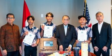 Tim Bamantara EEPISAT diterima langsung oleh Duta Besar Indonesia untuk AS, Indroyono Soesilo, usai menorehkan juara 3 Dunia di CanSat 2026. (Foto: Arya Winata/KBRI DC)