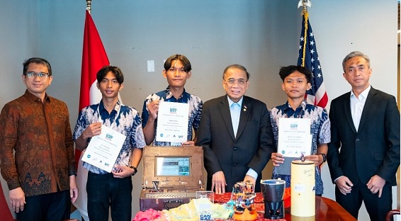 Tim Bamantara EEPISAT diterima langsung oleh Duta Besar Indonesia untuk AS, Indroyono Soesilo, usai menorehkan juara 3 Dunia di CanSat 2026. (Foto: Arya Winata/KBRI DC)