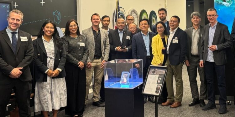 Foto: Para Duta Besar ASEAN dari Washington, D.C. berkunjung ke Planet Labs Corp. di San Francisco, 13 Agustus 2026, dan diterima pendiri sekaligus Chief Strategy Officer Planet Labs Robbie Schingler. Dubes RI Indroyono Soesilo turut hadir dalam kunjungan tersebut.